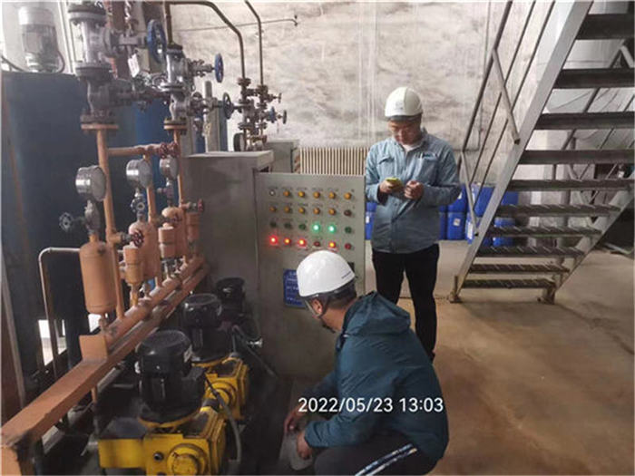 Professional personnel do professional tasks and record photos of our technical personnel during on-site debugging at the client's site