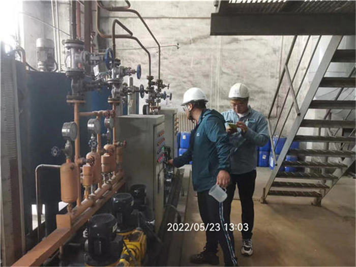 Professional personnel do professional tasks and record photos of our technical personnel during on-site debugging at the client's site