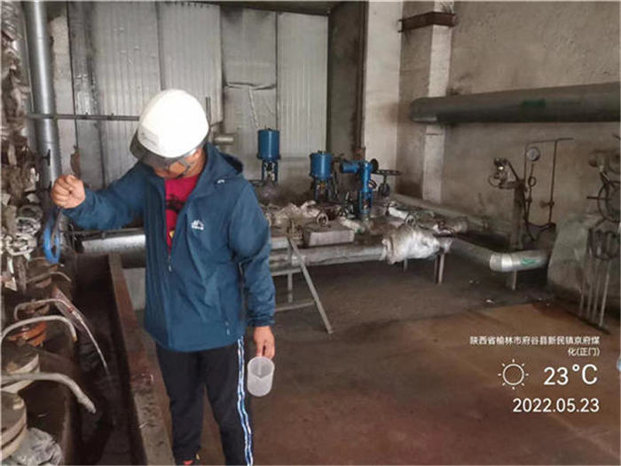 Professional personnel do professional tasks and record photos of our technical personnel during on-site debugging at the client's site